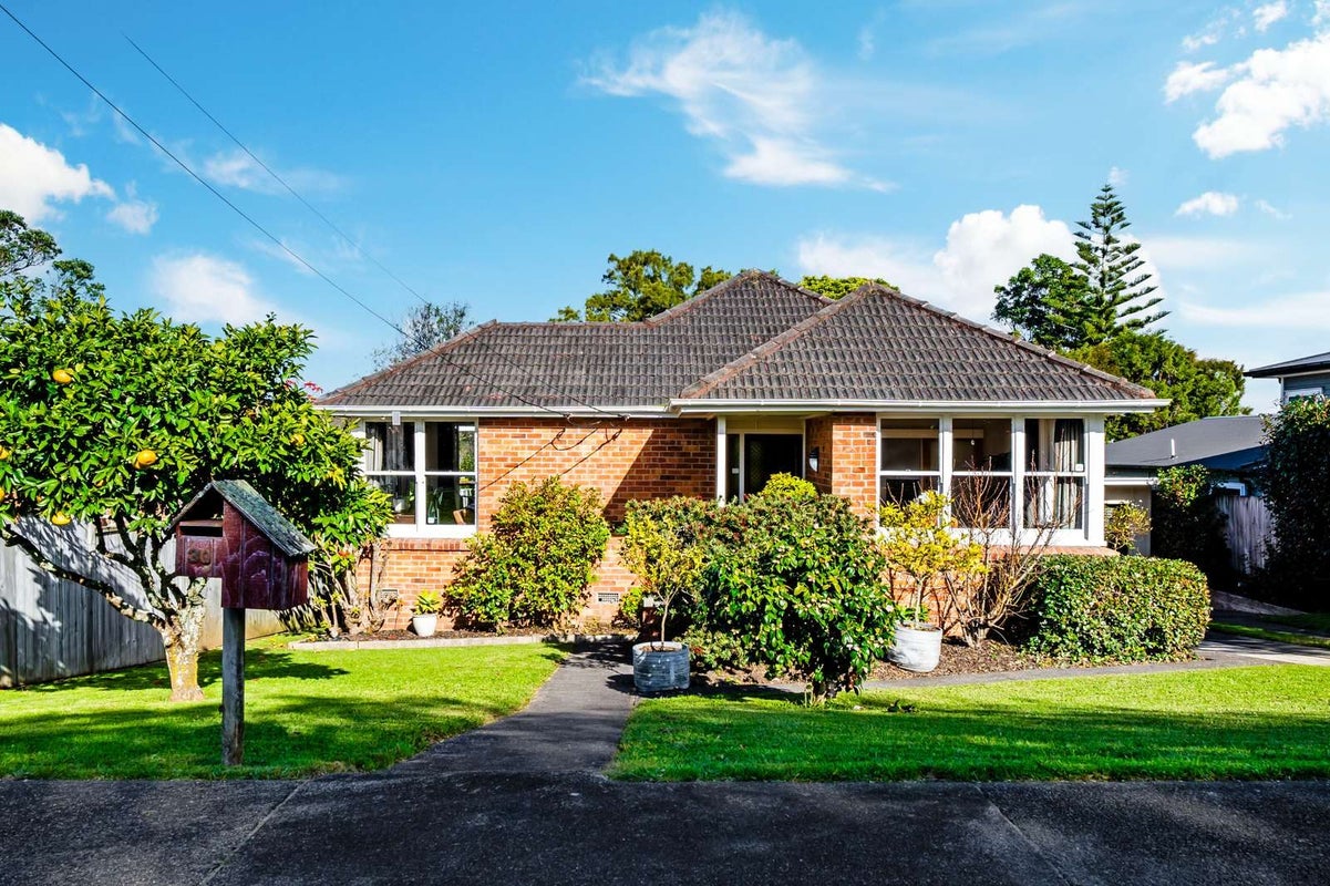 30 Weybridge Crescent, Glen Innes, Auckland - Carousel 1