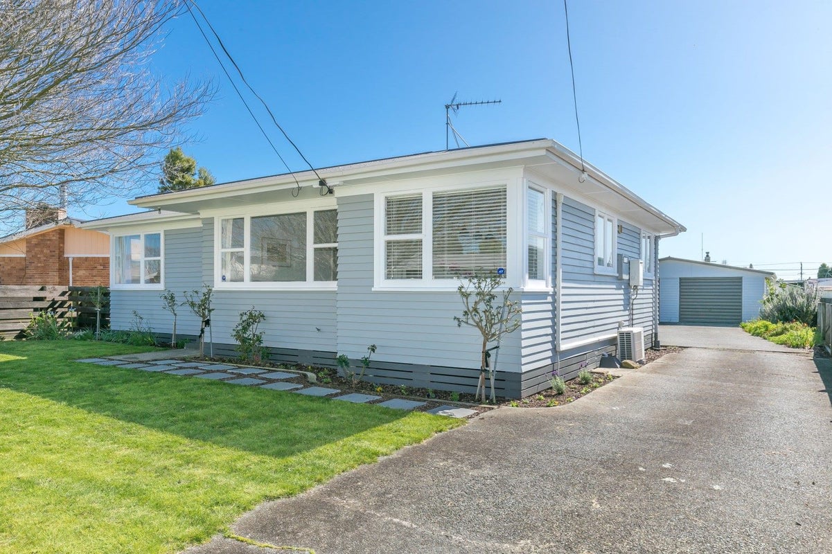 18 Larnach Street, St Andrews, Hamilton - Carousel 1