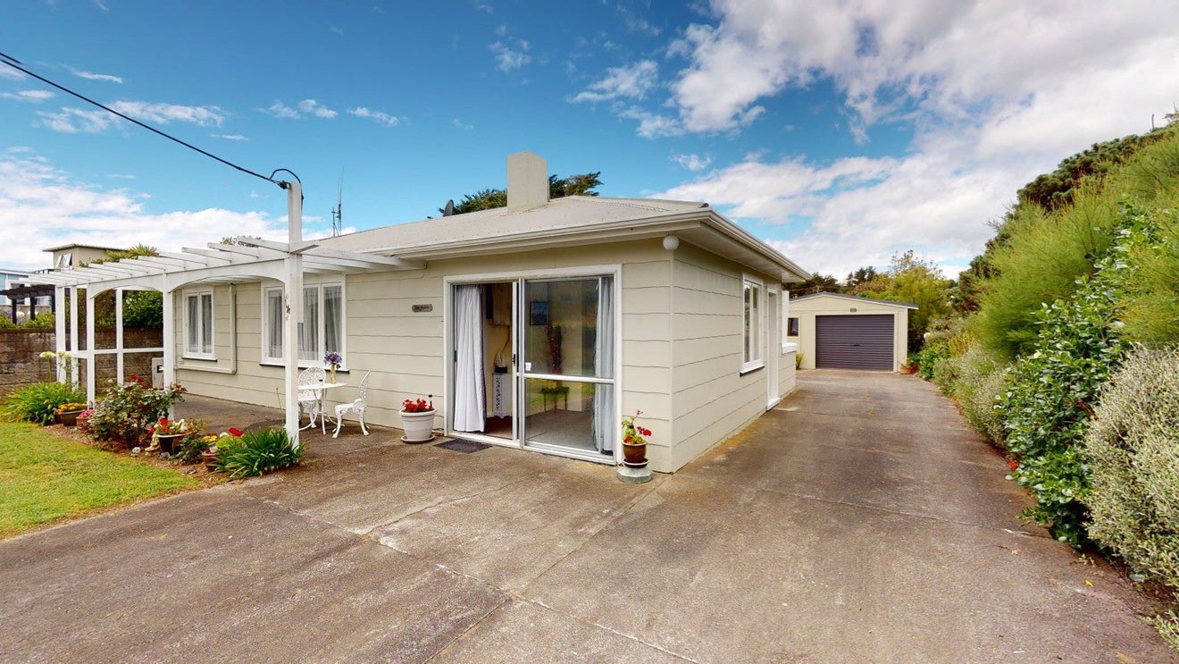 14 Kent Avenue, Waitarere Beach, Levin - Carousel 1