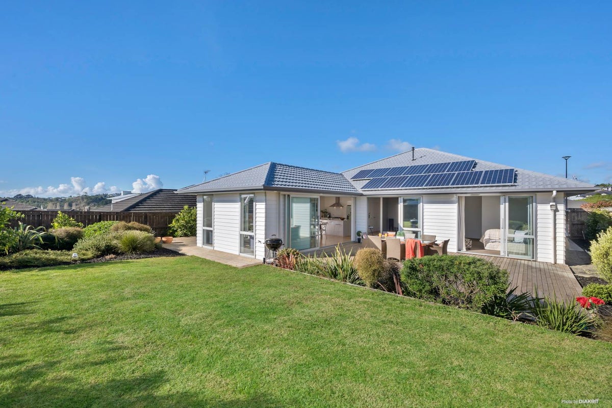18 Weatherly Drive, Beachlands, Auckland - Carousel 1