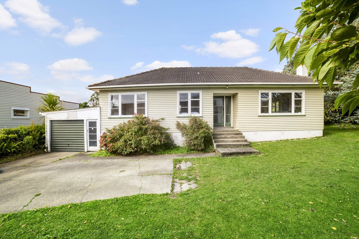 4 Bracken Road, Newlands, Wellington - Carousel 1