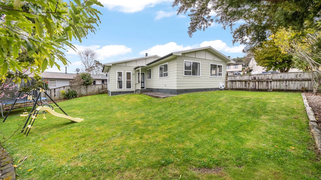 5 Edelweiss Grove, Timberlea, Upper Hutt - Carousel 1