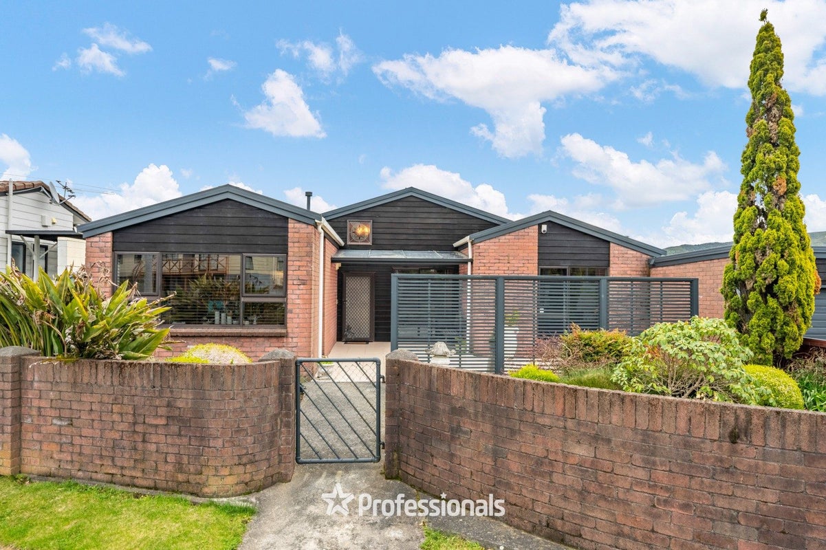 1 Aldersgate Grove, Stokes Valley, Lower Hutt - Carousel 1