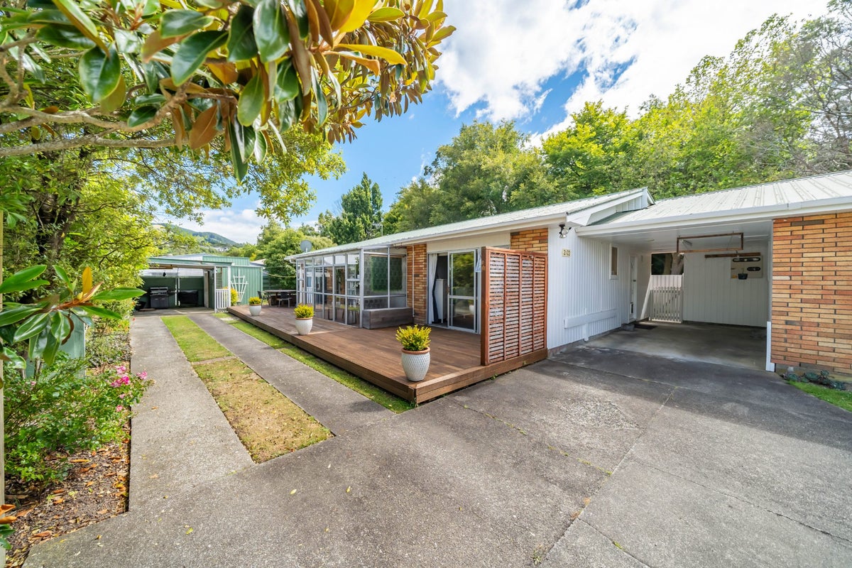 2/22 BURNS Grove, TRENTHAM, UPPER HUTT - Carousel 1