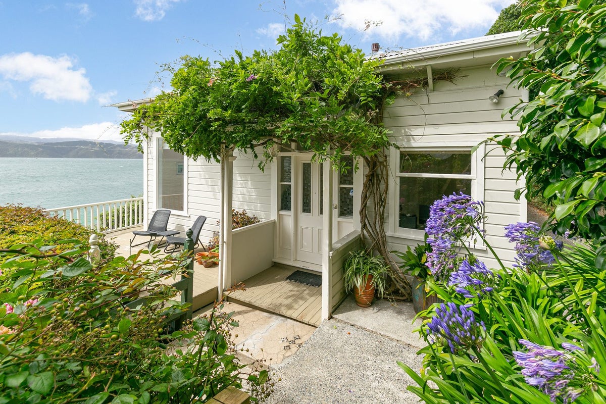 427 Karaka Bay Road, Karaka Bays, Wellington - Carousel 1