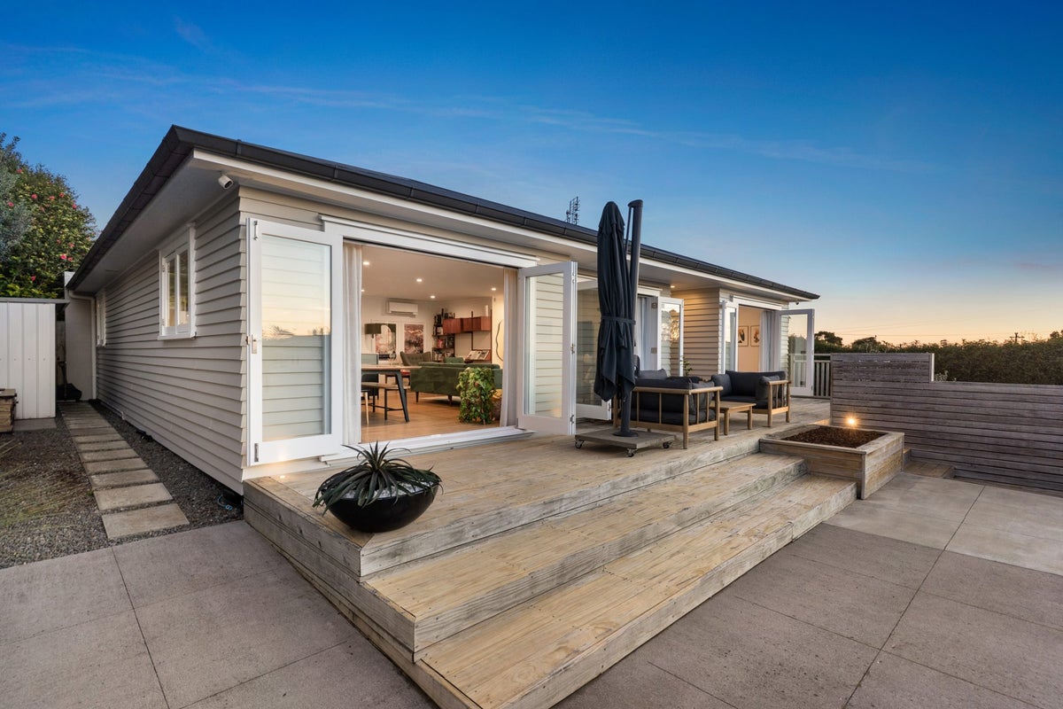 1/11 Ridgemount Rise, Mangere Bridge, Auckland - Carousel 2