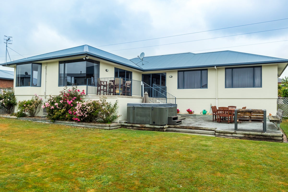 70 Temple Crescent, Gleniti, Timaru - Carousel 1