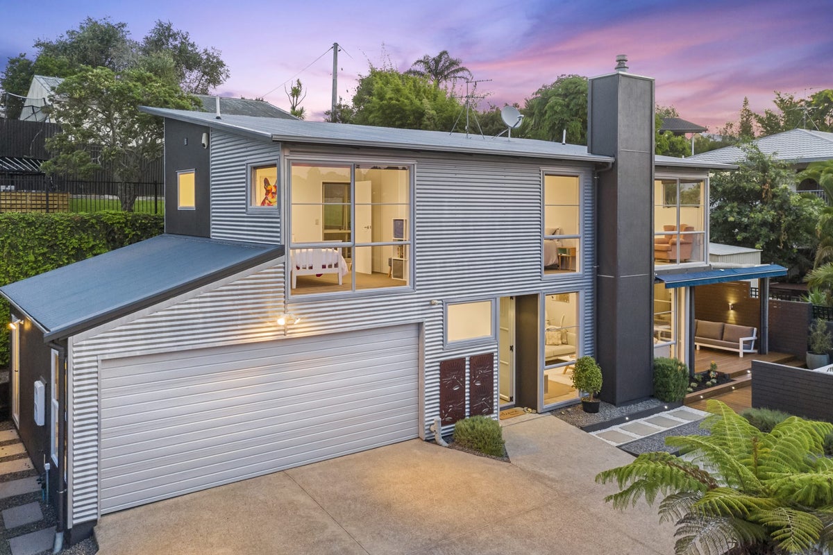 31E Avonleigh Road, Green Bay, Auckland - Carousel 1