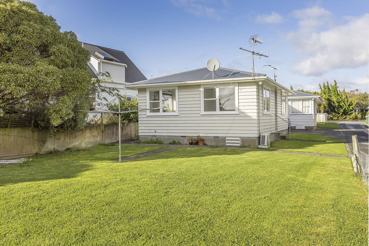 15B Linden Avenue, Tawa, Wellington - Carousel 1