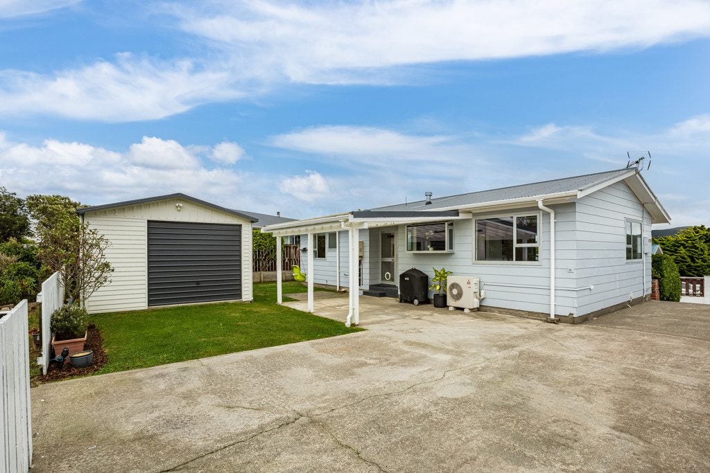 12 Mossburn Grove, Kelson, Lower Hutt - Carousel 1