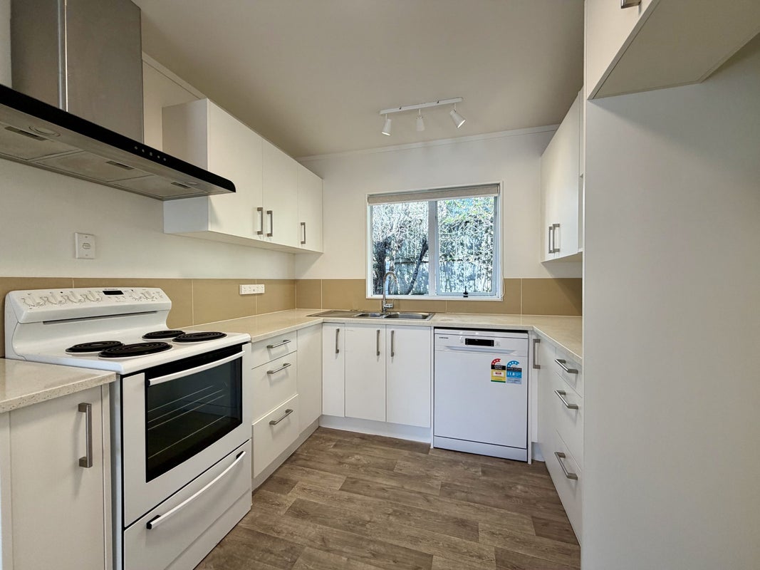 2/5 Woodall Place, Totara Vale, Auckland - Carousel 1