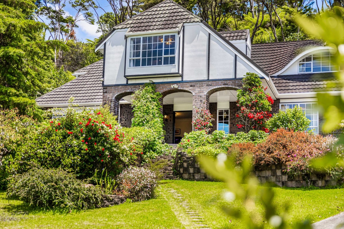 31 Laingfield Terrace, Laingholm, Auckland - Carousel 1