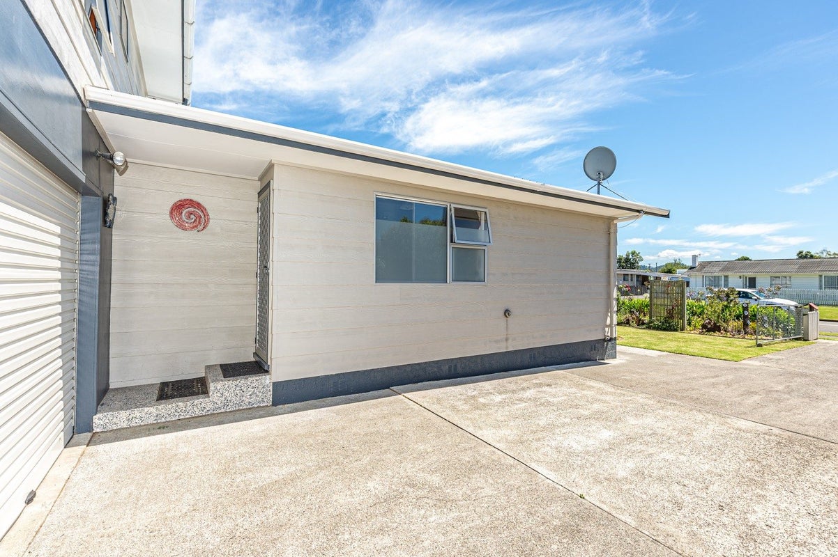 12 Hackett Street, Whanganui East, Whanganui - Carousel 2