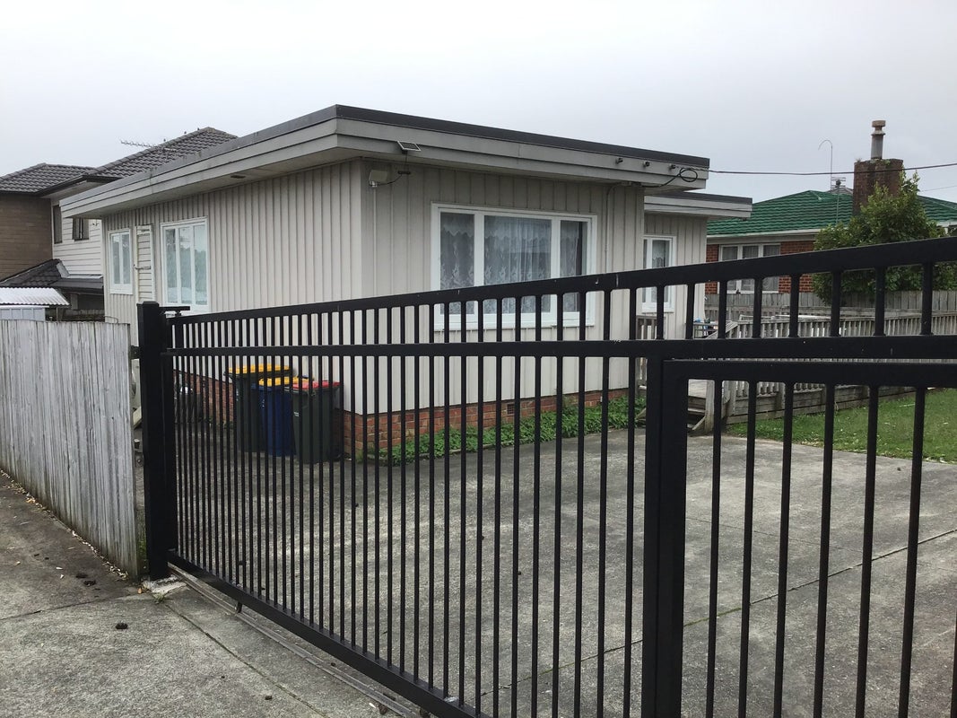 4 Vanguard Road, Kelston, Auckland - Carousel 2