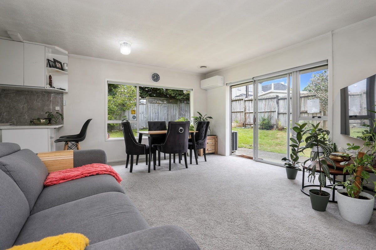 2/8 Stamford Park Road, Mount Roskill, Auckland - Carousel 2