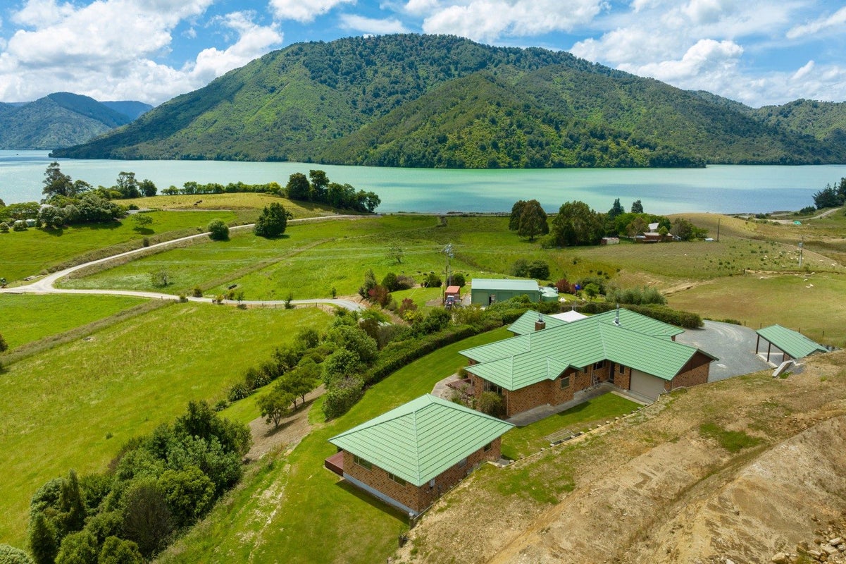 886 Queen Charlotte Drive, Linkwater, Picton - Carousel 2