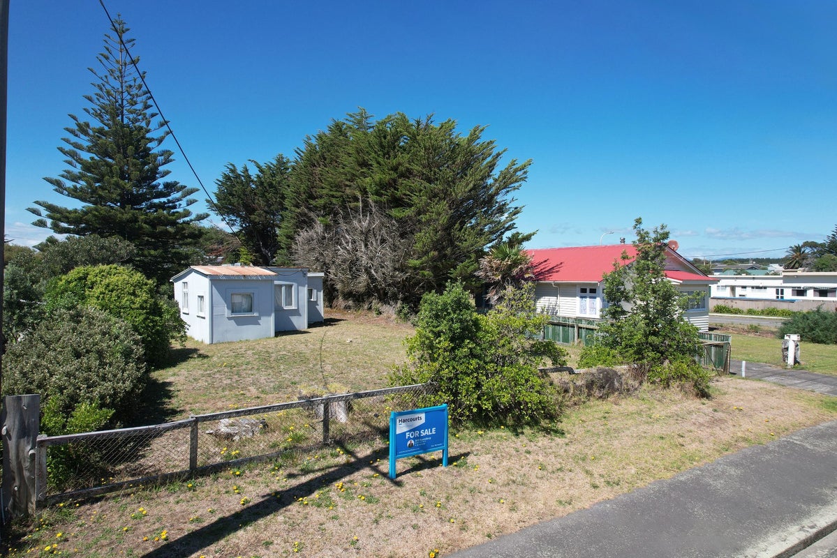 98 Park Avenue, Waitarere Beach, Levin - Carousel 1