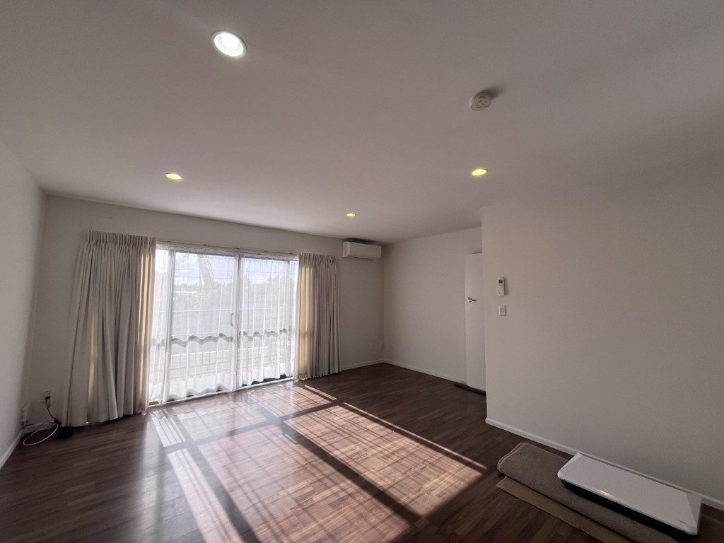 2/1 Briar Way, New Lynn, Auckland - Carousel 2