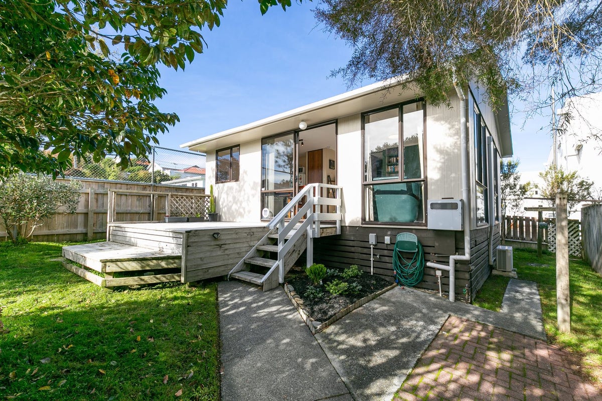 6A Raine Street, Karori, Wellington - Carousel 1