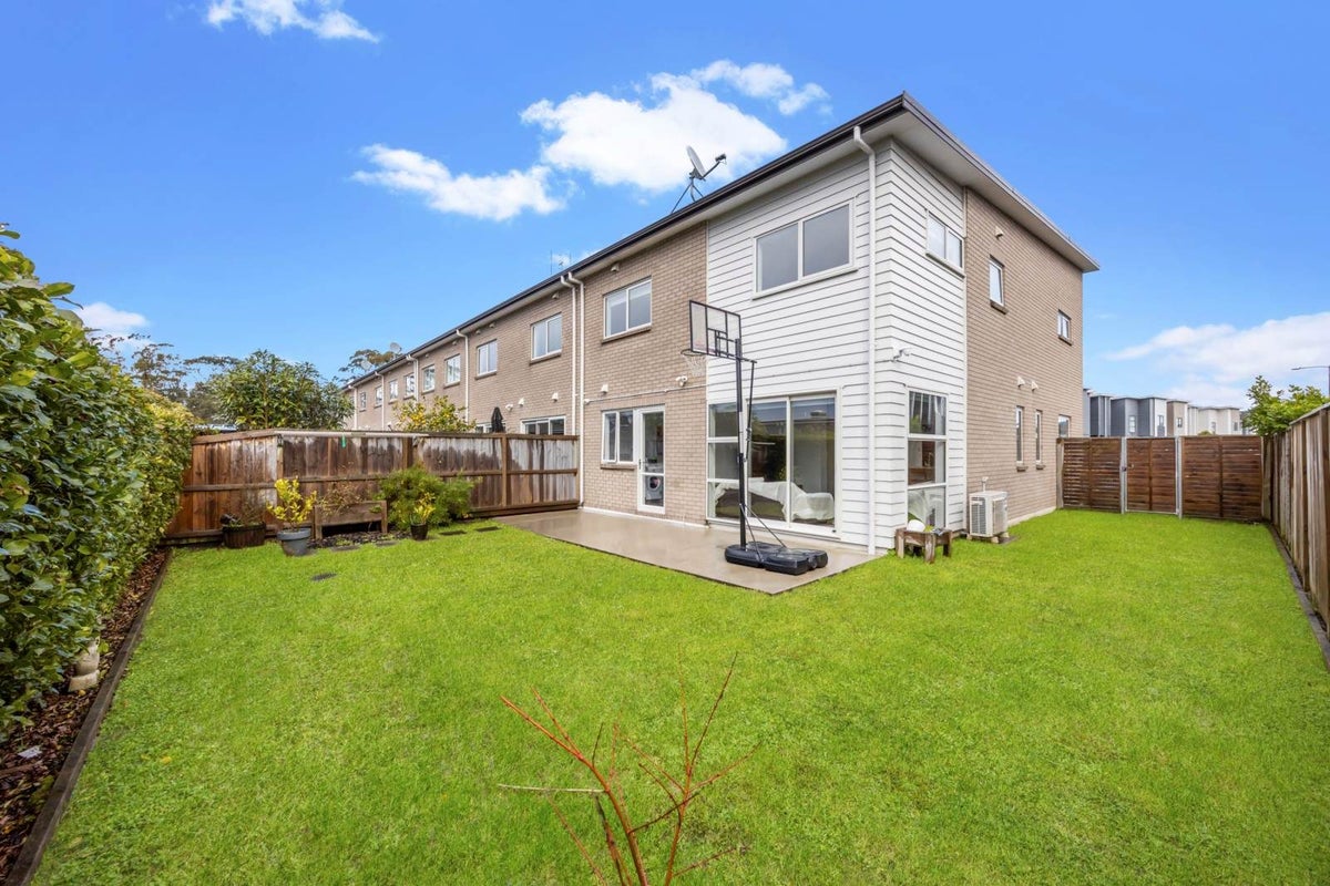 48 Vincent McGrath Crescent, Swanson, Auckland - Carousel 1
