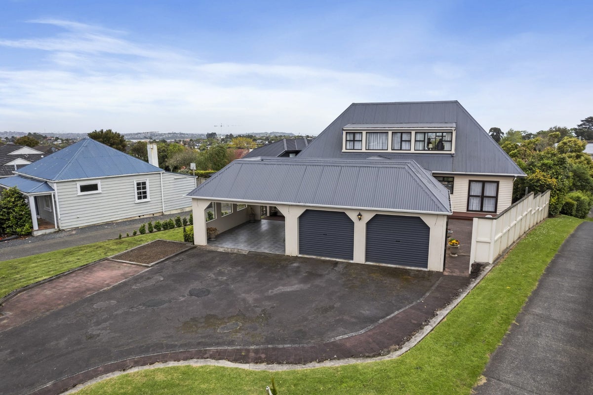 36 Gills Road, Bucklands Beach, Auckland - Carousel 1