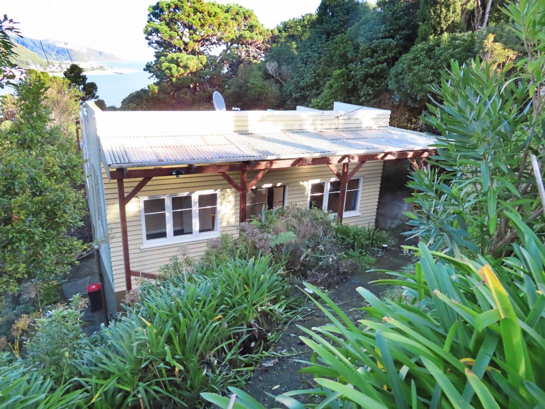 33 Ferry Road, Days Bay, Lower Hutt - Carousel 1