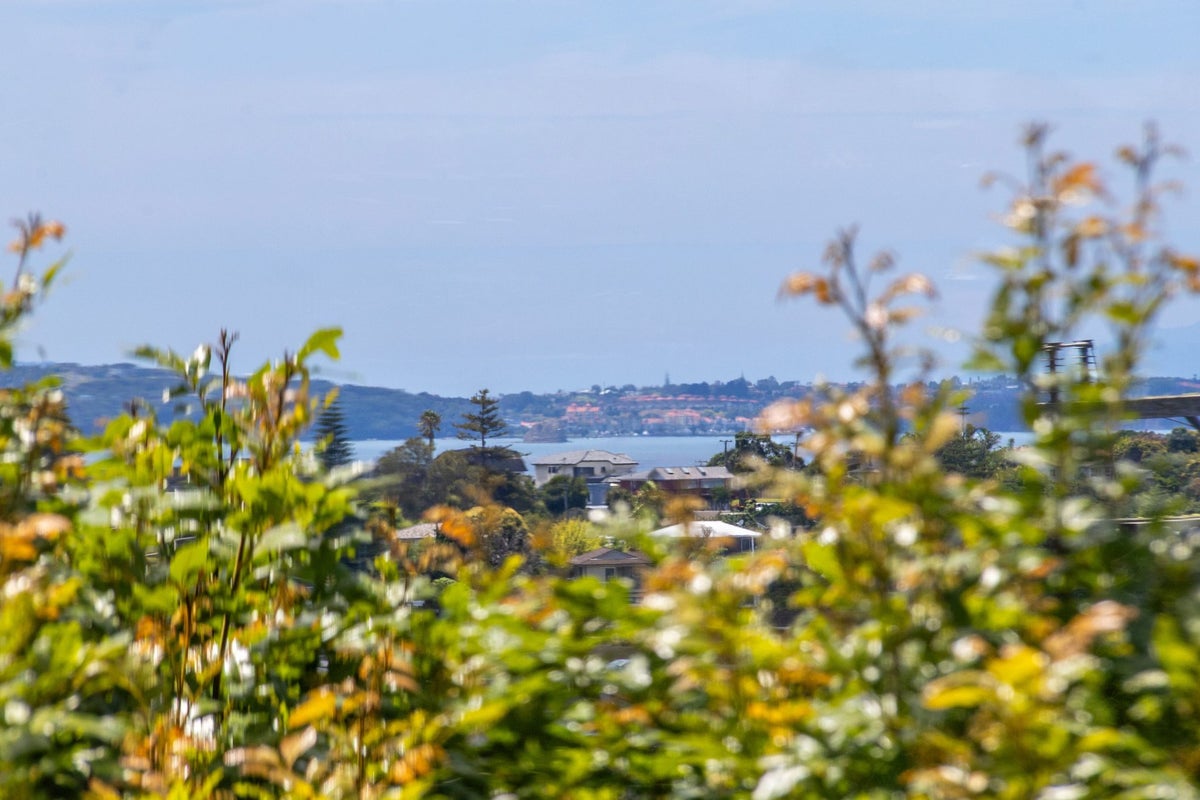 1/4 Acacia Road, Torbay, Auckland - Carousel 2