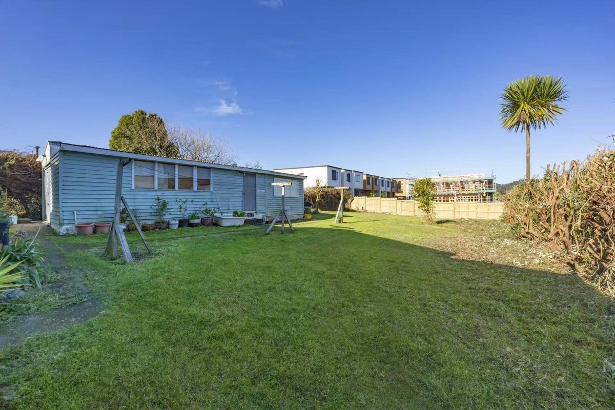 52 Savoy Road, Glen Eden, Waitakere - Carousel 1