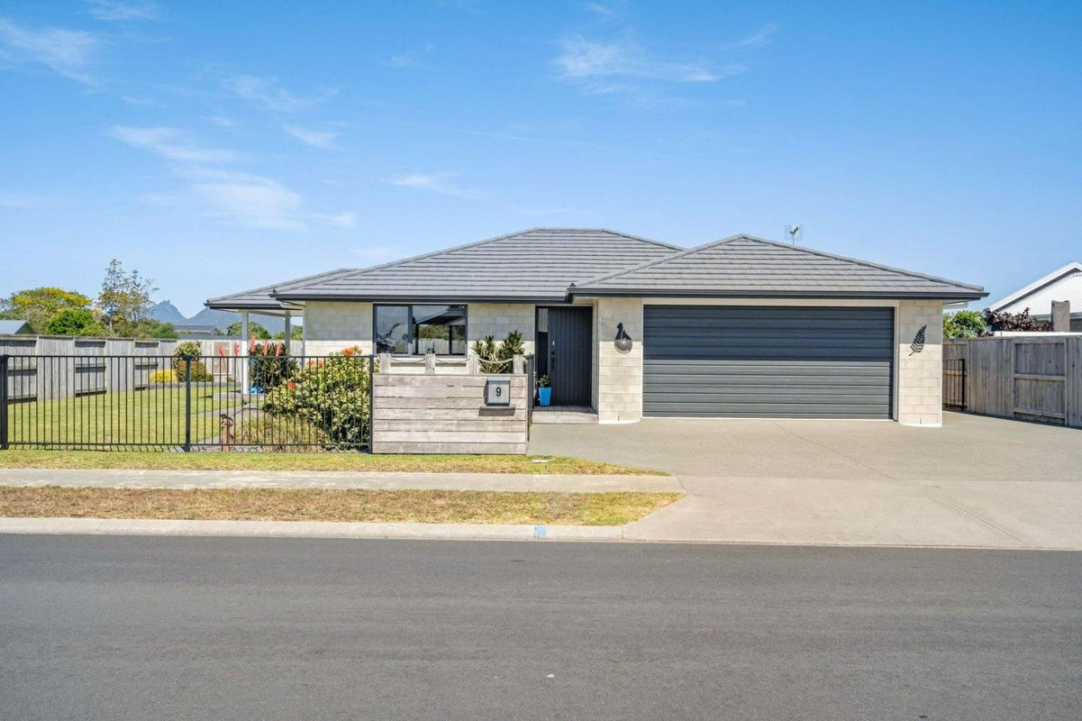 9 Kahukaka Road, One Tree Point - Carousel 1