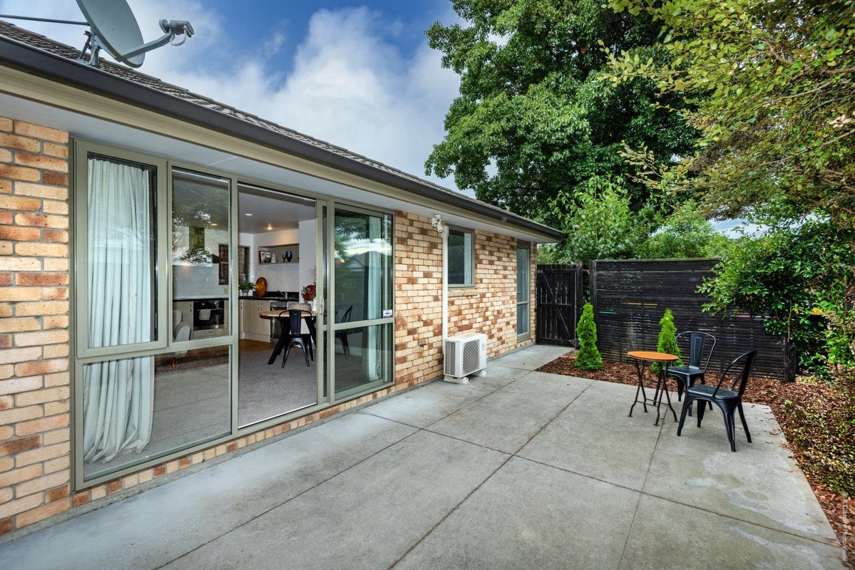 16A Defoe Place, Waltham, Christchurch - Carousel 1