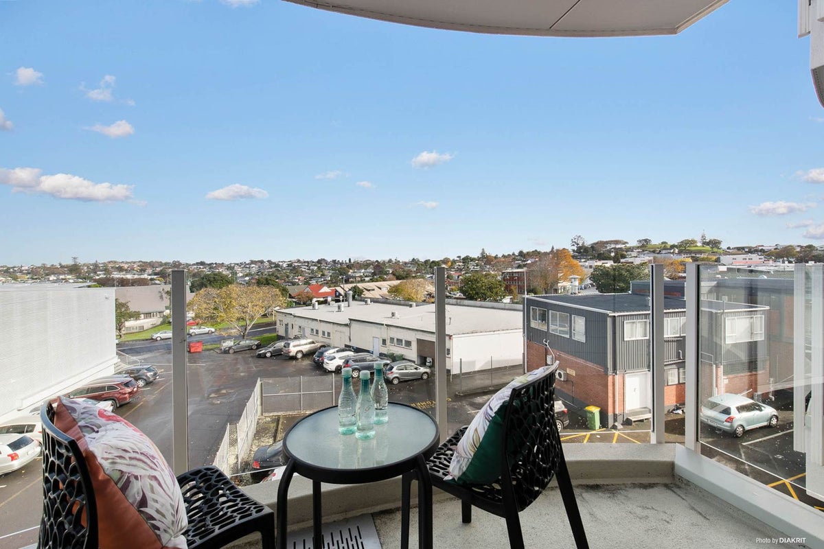 11/5 Cook Street, Howick, Auckland - Carousel 2