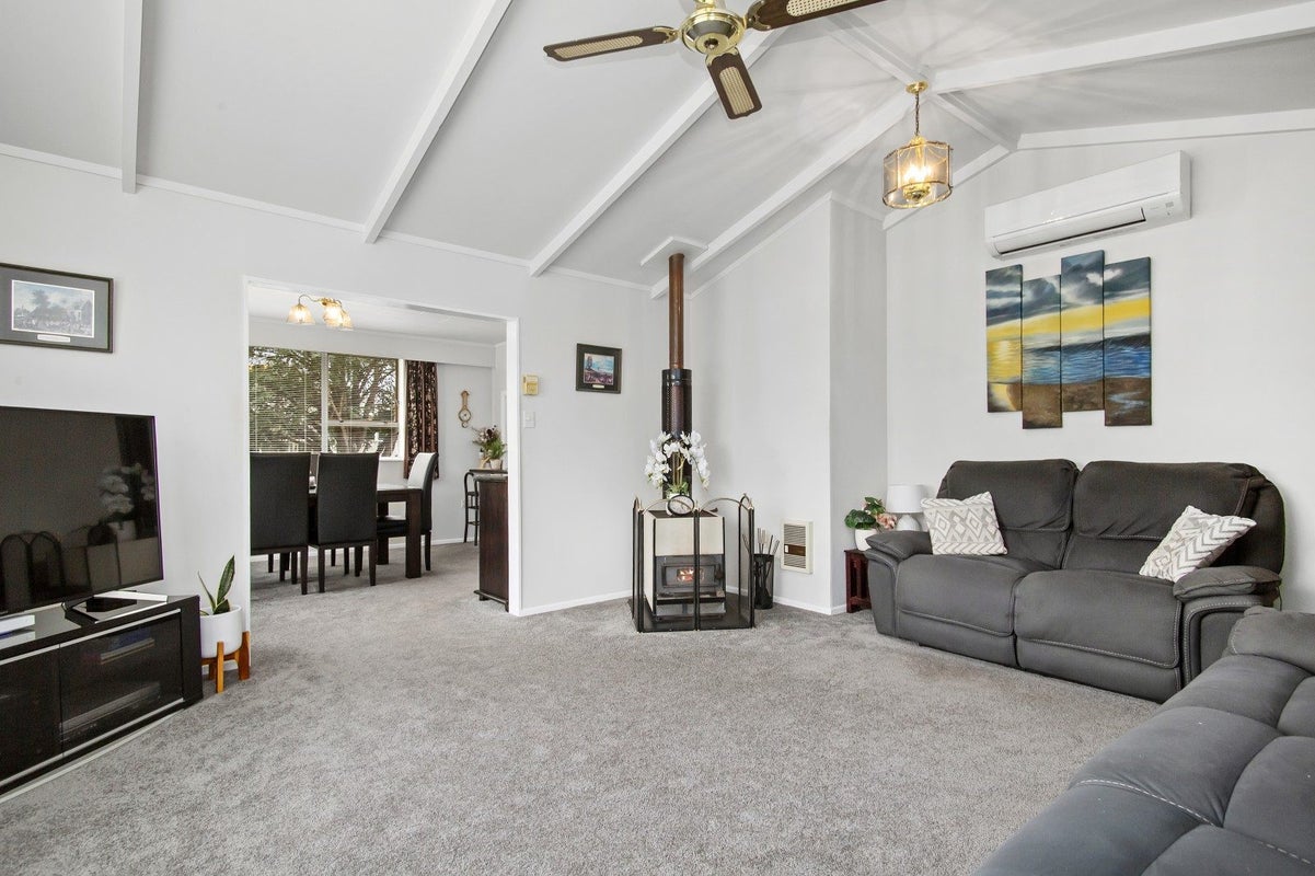 4 Monterey Place, Totara Park, Upper Hutt - Carousel 2