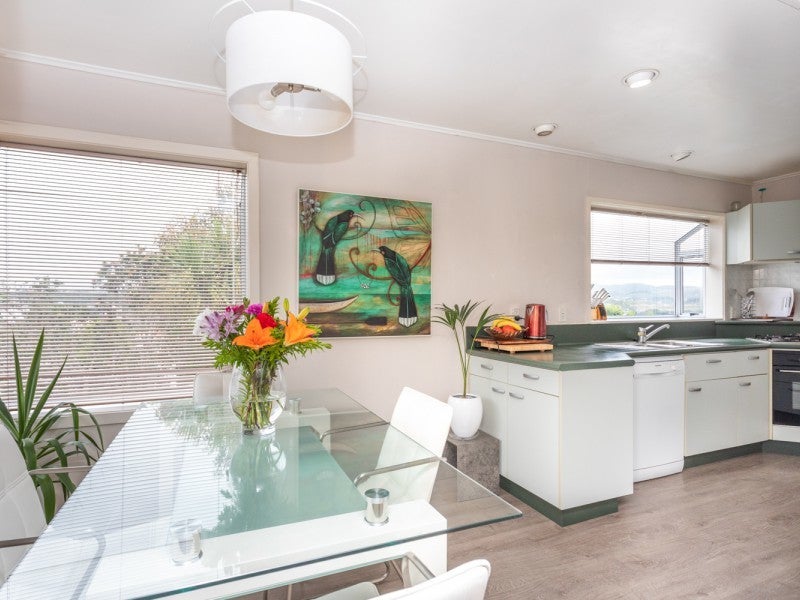 8 Pennant Grove, Titahi Bay, Porirua - Carousel 2