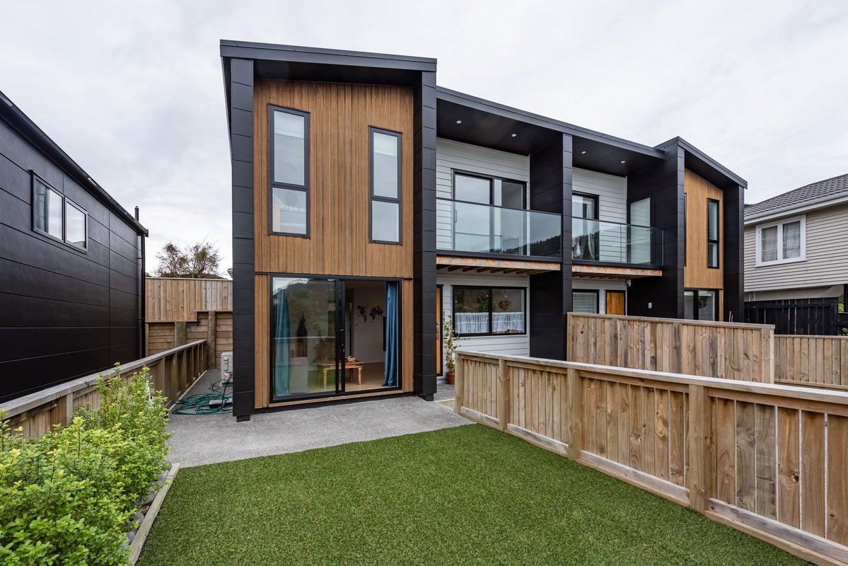 6D Huia Street, Tawa, Wellington - Carousel 1