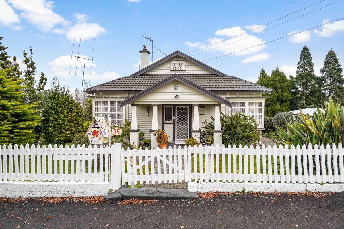 25 Matai Street, Maeroa, Hamilton - Carousel 1