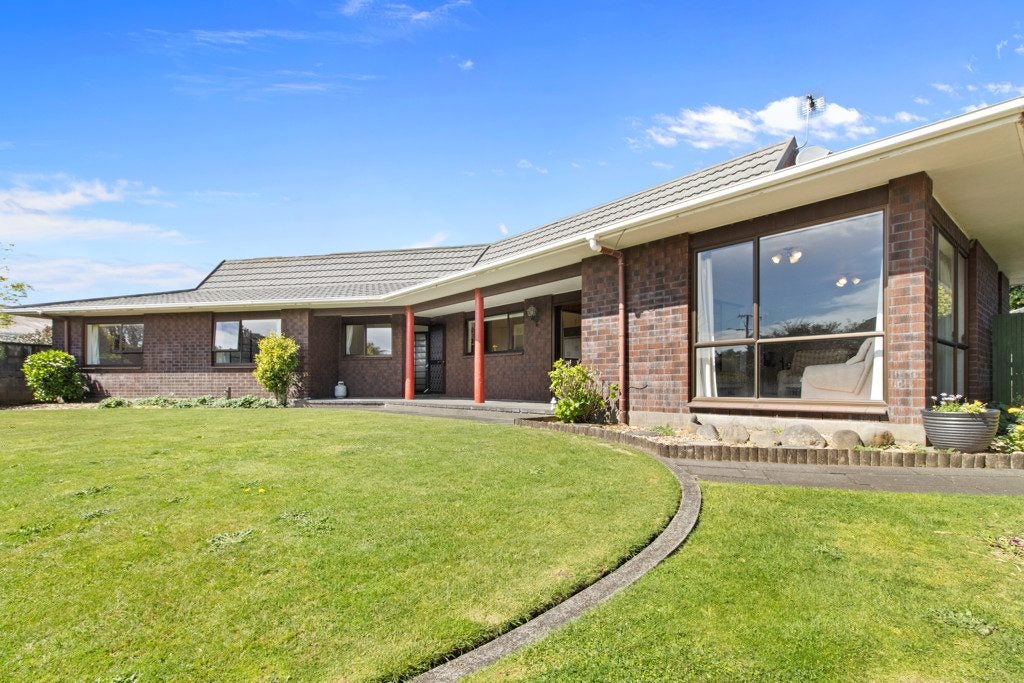 12 Tamati Place, Merrilands, New Plymouth - Carousel 1