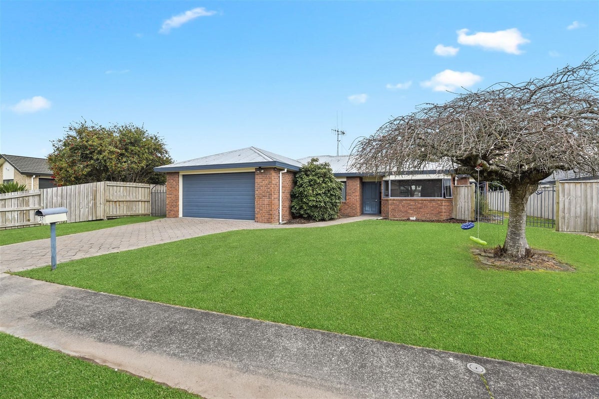 27 Bouverie Crescent, Flagstaff, Hamilton - Carousel 2