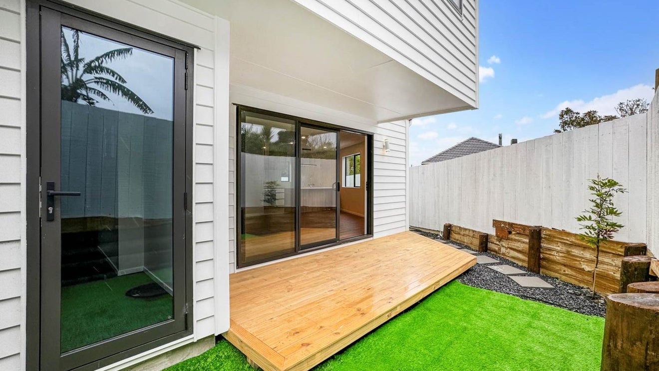 19D Essex Street, Te Atatu South, Auckland - Carousel 1
