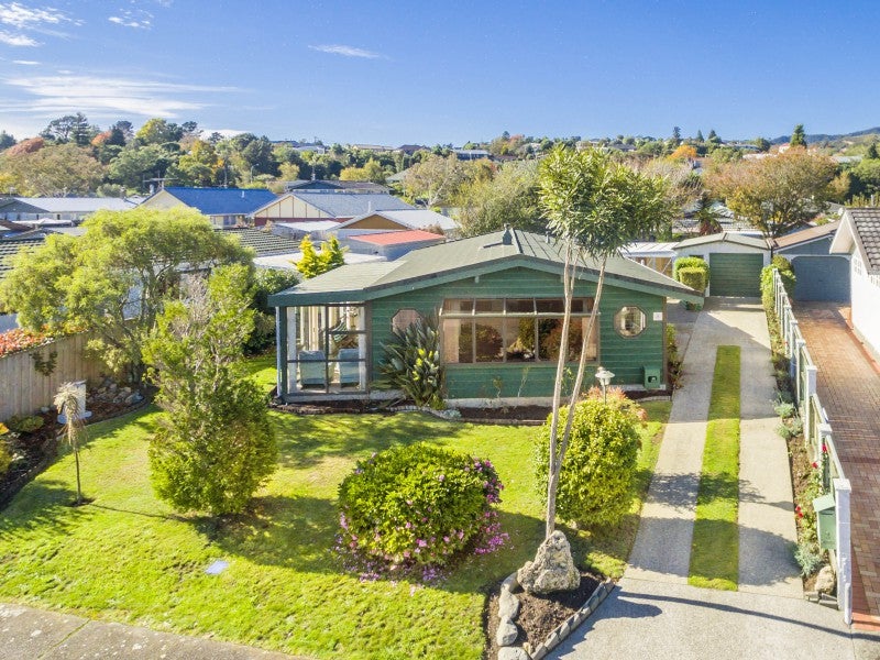 8 Roband Crescent, Brown Owl, Upper Hutt - Carousel 1