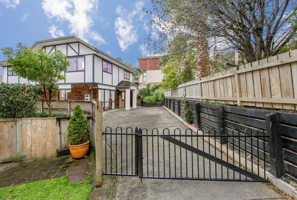2/14A SUNNYVIEW Avenue, Shelly Park, Auckland - Carousel 2