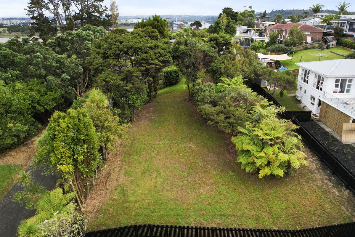 3 Keith Smith Avenue, Beach Haven, Auckland - Carousel 2