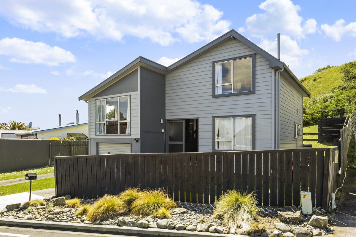 41A Edgecombe Street, Newlands, Wellington - Carousel 1