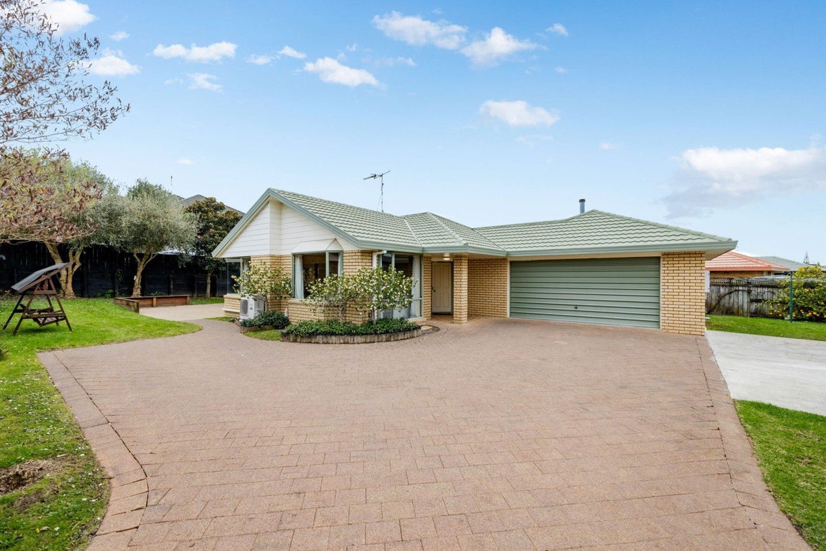 15 Moreland Avenue, Pukete, Hamilton - Carousel 1