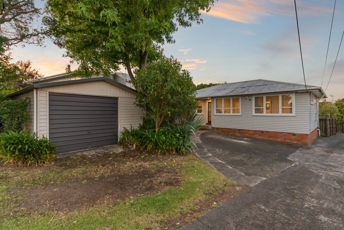 20 Royal View Road, Te Atatu South, Auckland - Carousel 1