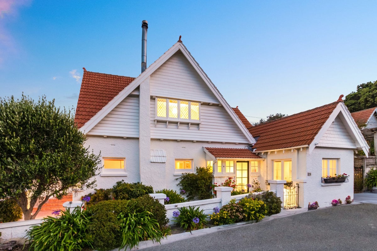 8 Kio Road, Hataitai, Wellington - Carousel 1