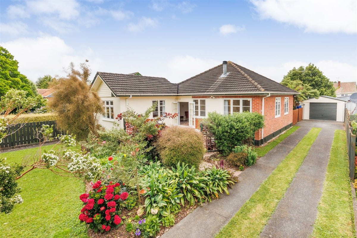 55 Savage Crescent, West End, Palmerston North - Carousel 1