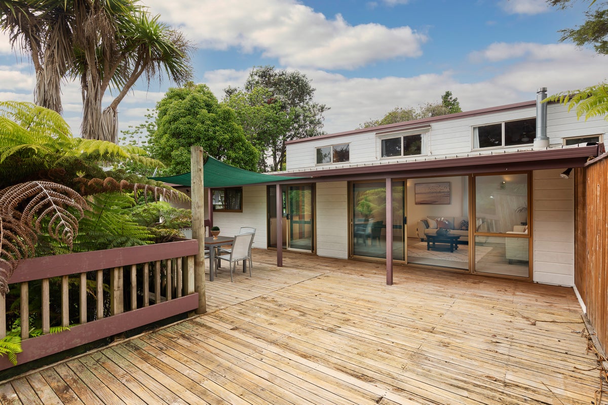 18 Kawaka Street, Titirangi, Auckland - Carousel 2