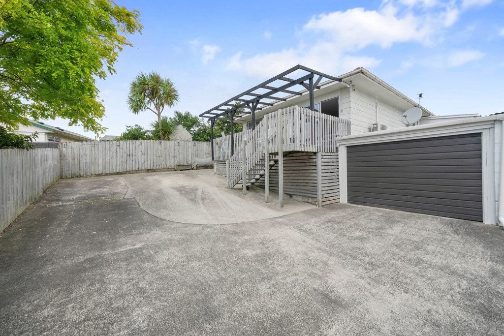 2/20 Shalimar Place, Clover Park, Auckland - Carousel 1