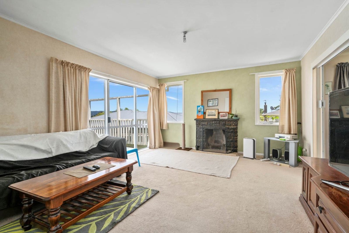 1/8 Ozich Avenue, Te Atatu South, Auckland - Carousel 2
