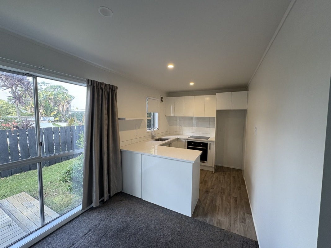 3/109A Te Atatu Road, Te Atatu South, Auckland - Carousel 2
